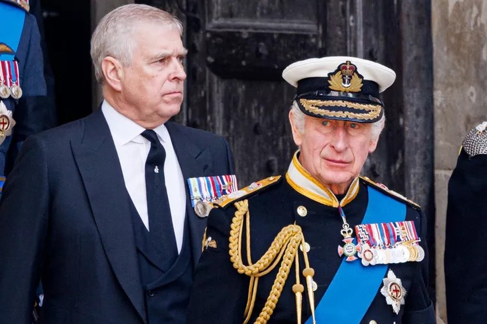 O ex-príncipe Andrew e o rei Charles — Foto: GettyImages