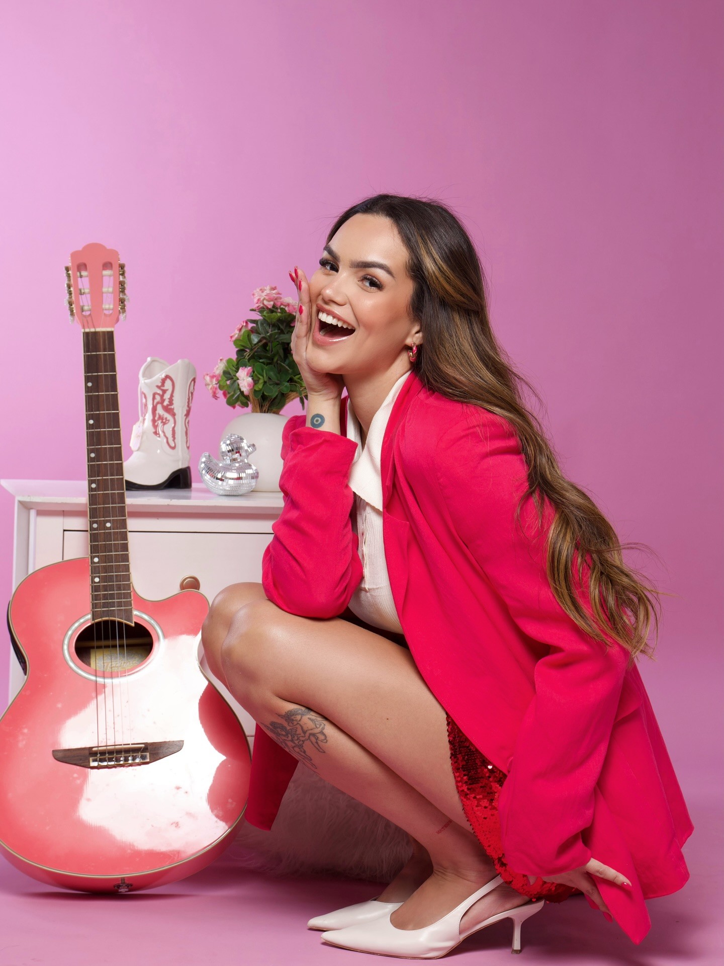 Suzanna Freitas posa para ensaio e semelhança com Kelly Key surpreende: "Idêntica"