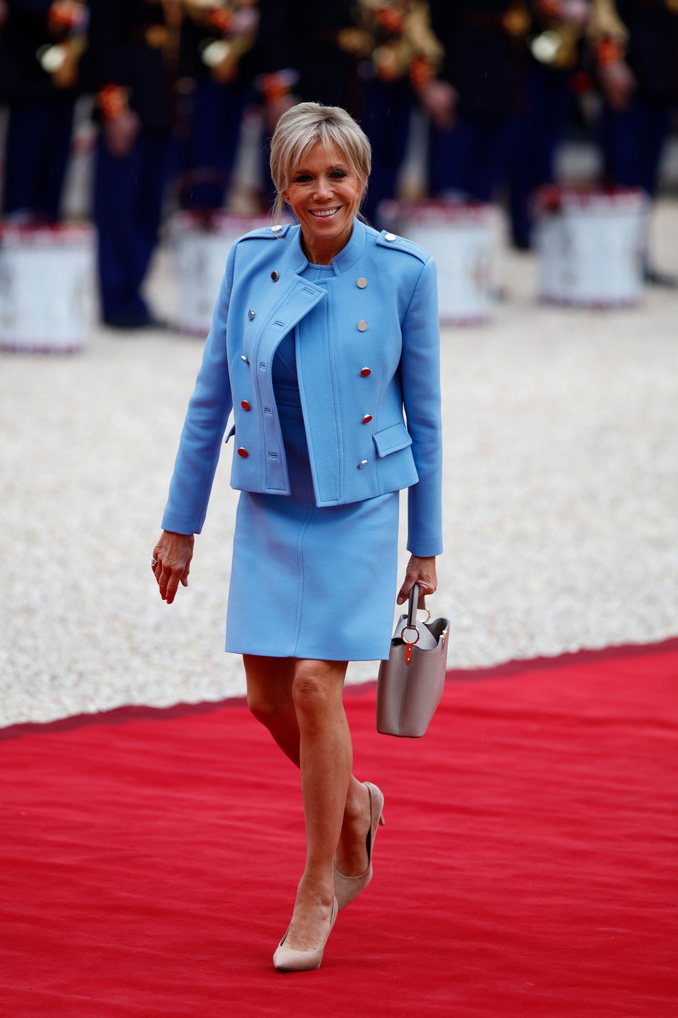 De Louis Vuitton, Brigitte Macron apostou também em look azul para posse de Emmanuel Macron, presidente francês — Foto: Getty Images