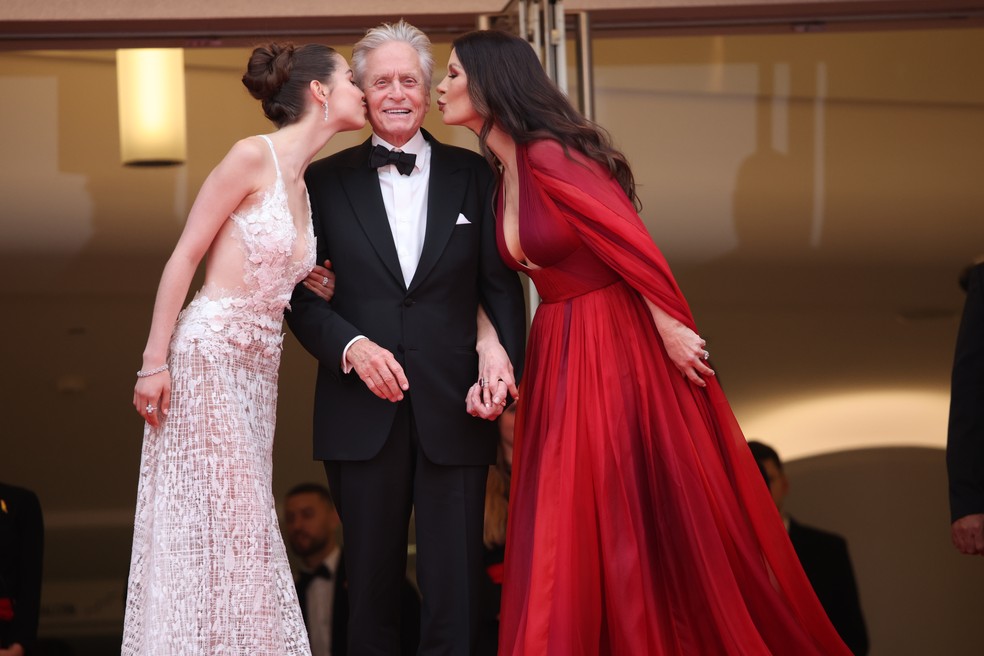 Michael Douglas ganha beijo de Catherine Zeta-Jones e da filha no red ...