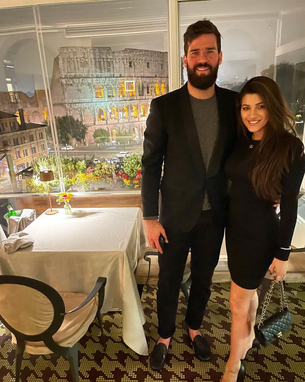 Natália Becker e Alisson curtem restaurante em Roma