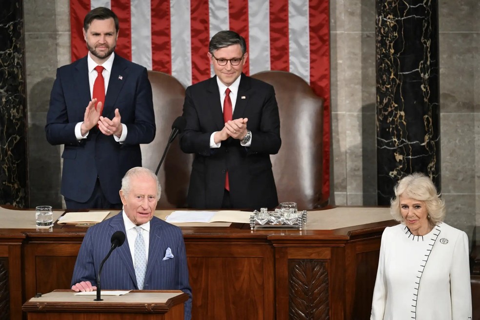O vice-presidente JD Vance, o presidente da Câmara dos Representantes Mike Johnson, o rei Charles e a rainha Camilla no discurso da monarca ao Congresso em 28 de abril de 2026 — Foto: GettyImages