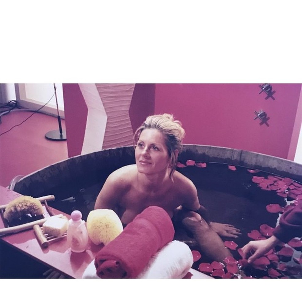 Vera Fischer aparece nua em banheira com pétalas de rosa ao relembrar comercial (Foto: Reprodução/Instagram) — Foto: Vogue