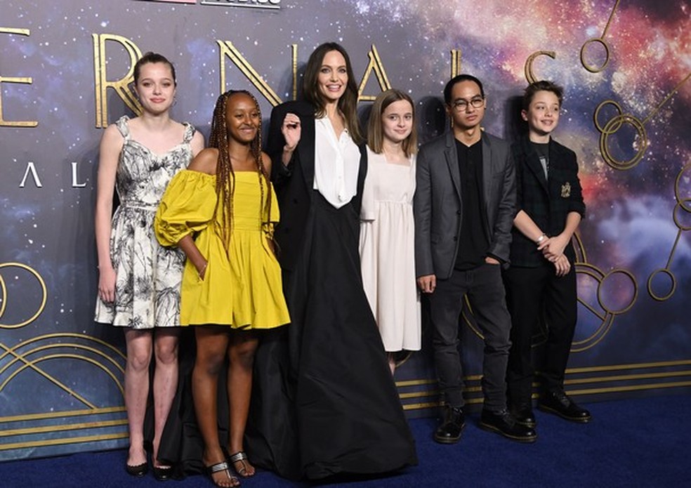LONDON, ENGLAND - OCTOBER 27: (L-R) Shiloh Jolie-Pitt, Zahara Jolie-Pitt, Angelina Jolie, Vivienne Jolie-Pitt, Maddox Jolie-Pitt and Knox Jolie-Pitt attend the "The Eternals" UK Premiere at BFI IMAX Waterloo on October 27, 2021 in London, England. (Photo  (Foto: WireImage) — Foto: Vogue