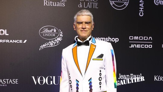 João Braga lança livro com análises históricas sobre as transformações da moda