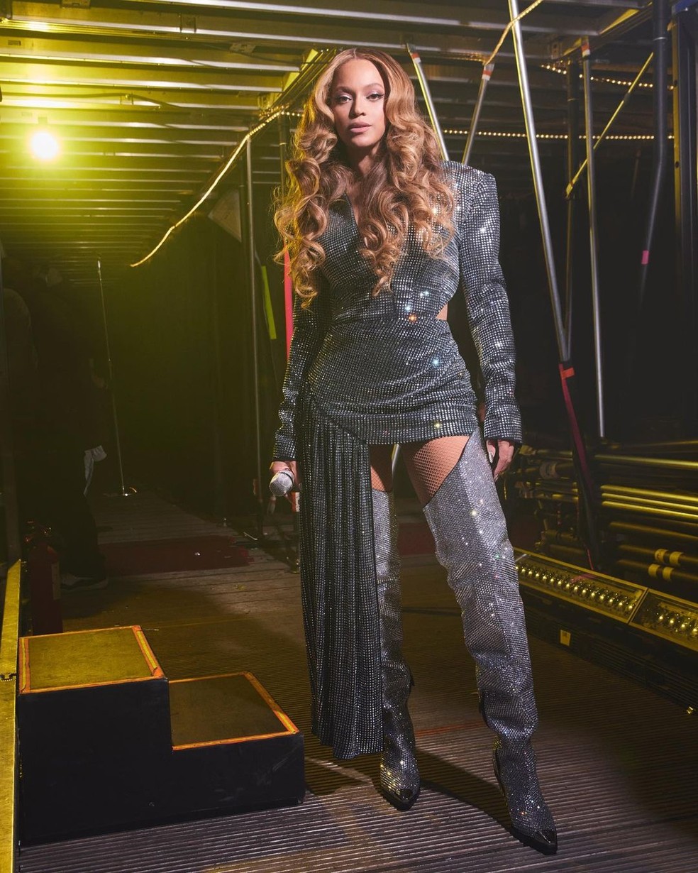 Beyoncé homenageia marcas de moda locais com o figurino da turnê ...