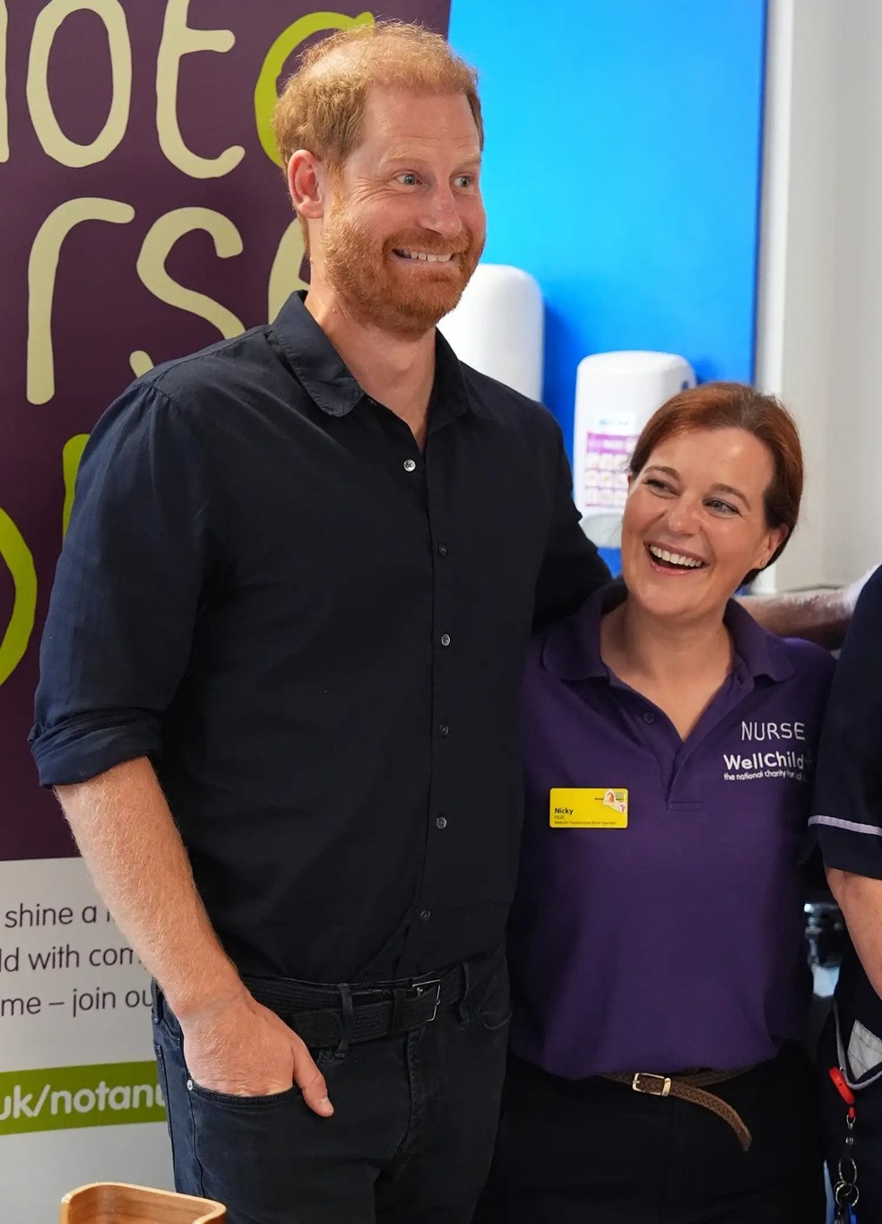 Príncipe Harry e a enfermeira da WellChild, Nicky Holt, no Hospital Infantil de Birmingham, para comemorar o 20º aniversário da primeira enfermeira da WellChild — Foto: GettyImages