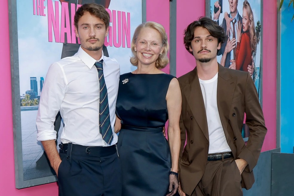 Pamela Anderson e seus filhos, Brandon Thomas Lee e Dylan Jagger Lee — Foto: GettyImages