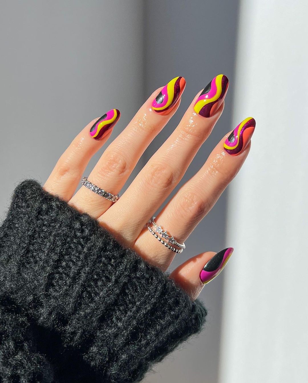 Nail art com ondas coloridas — Foto: Instagram