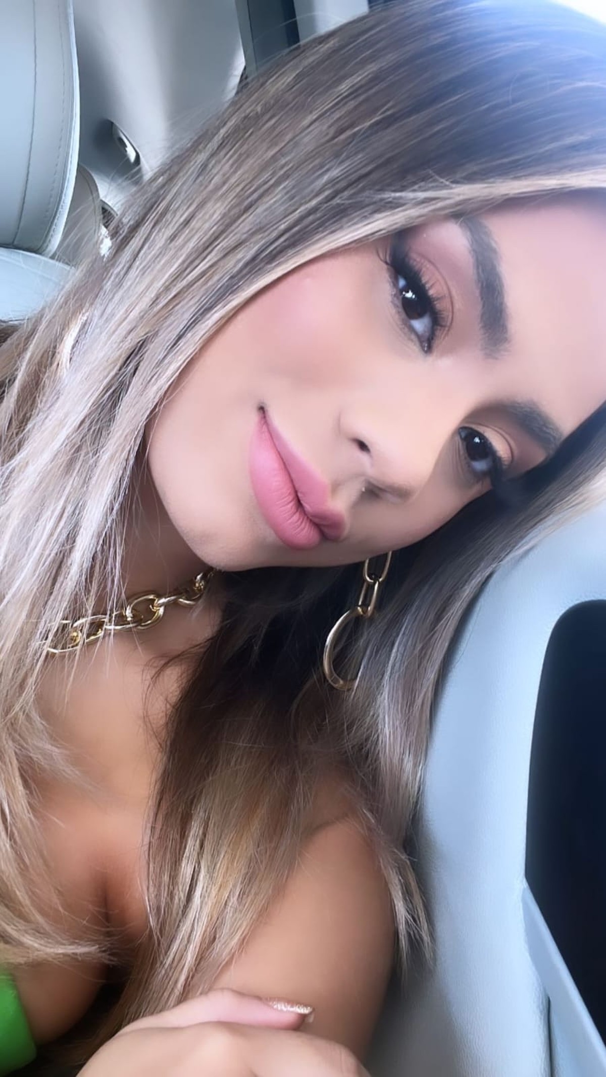 Lexa exibe megaprodução de beleza para começar a semana
