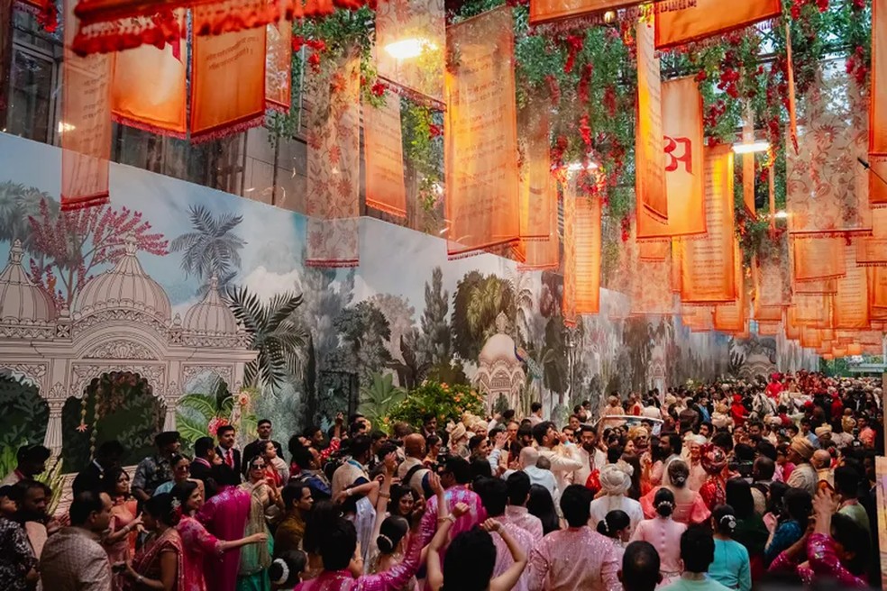 "A multidão se reunindo para o baraat de Anant" Joseph Radhik — Foto: Joseph Radhik