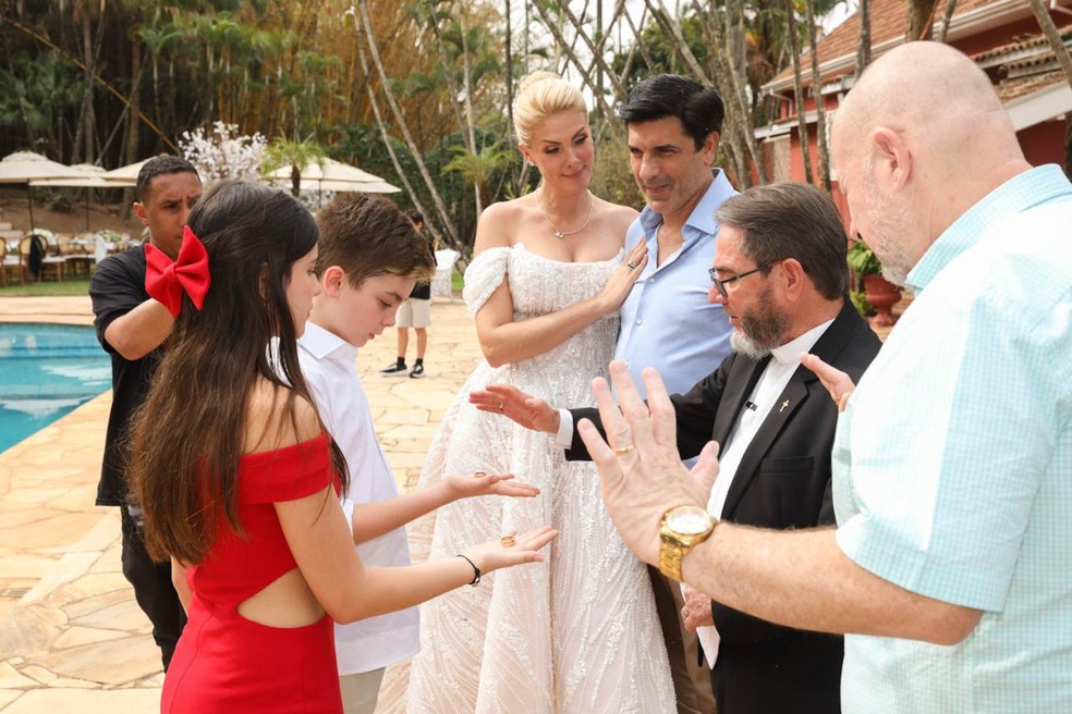 Ana Hickmann e Edu Guedes reúnem amigos familiares em festa de noivado — Foto: Brazil News