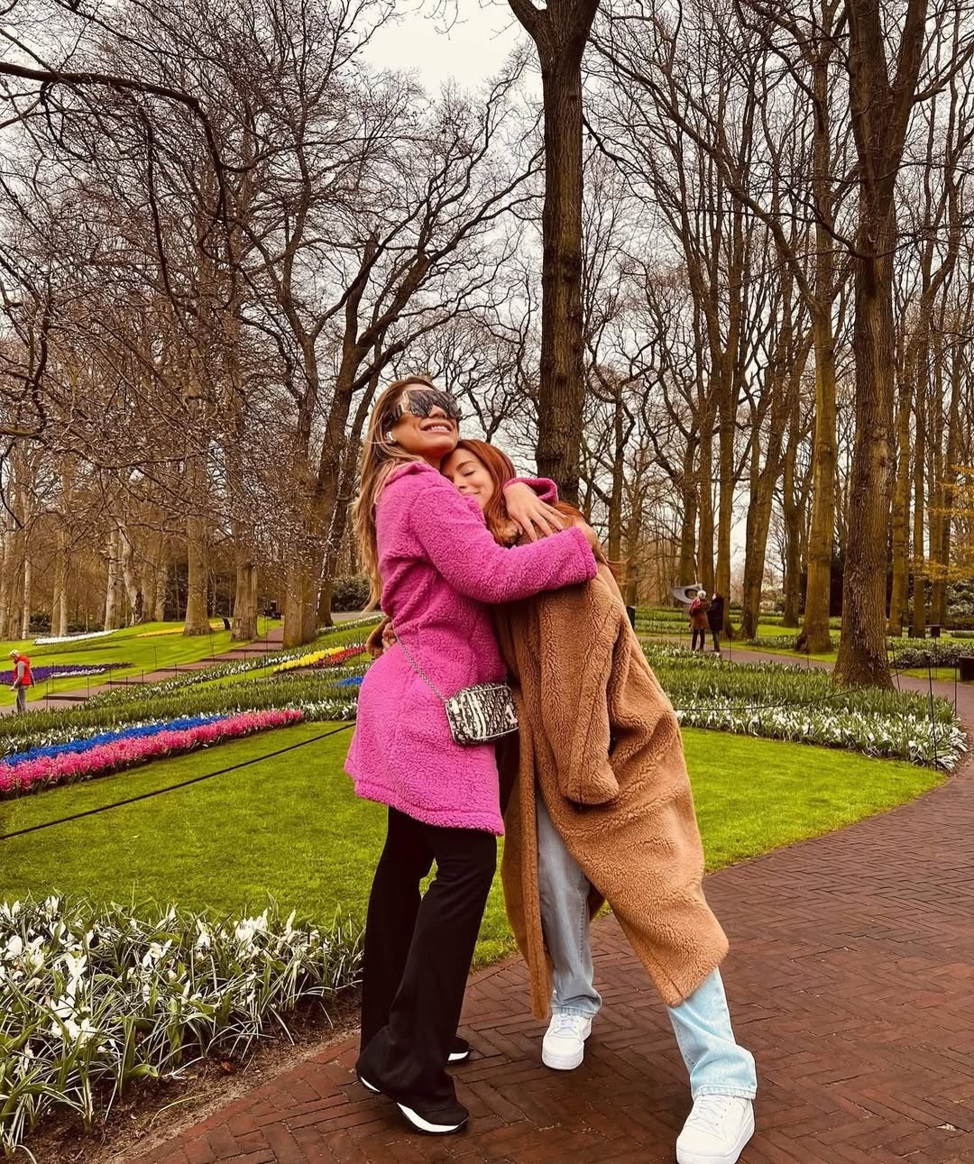 Lexa abre álbum de fotos para homenagear Anitta em aniversário de 33 anos