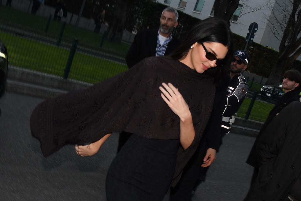 Kendall Jenner incorpora a elegância italiana com vestido ajustado e xale em Milão — Foto: Getty Images