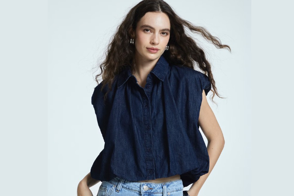 Camisa Pool Jeans boxy com ombreiras, da Riachuelo - Preço sugerido: R$ 199,99 — Foto: Reprodução