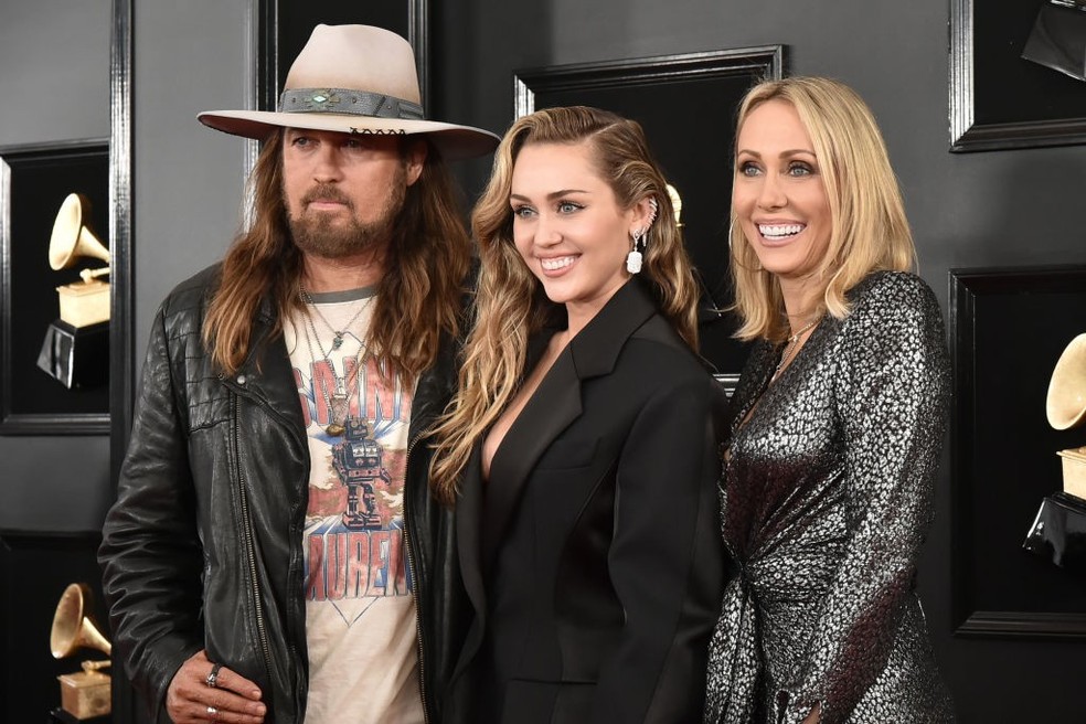 Billy Ray Cyrus, Miley Cyrus e Tish Cyrus em 2019  (Photo by David Crotty/Patrick McMullan via Getty Images) (Foto: Patrick McMullan via Getty Image) — Foto: Vogue