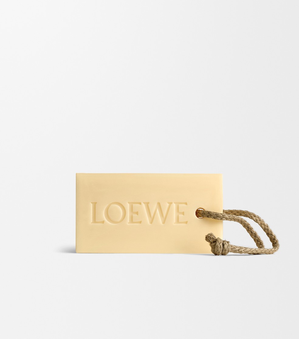 Sabonete em barra de orégano da Loewe — Foto: Reprodução