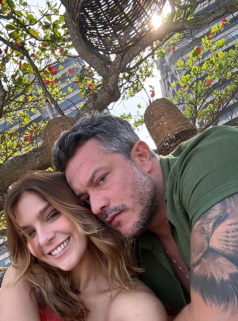 Isabella Santoni posa em clima de romance com o marido