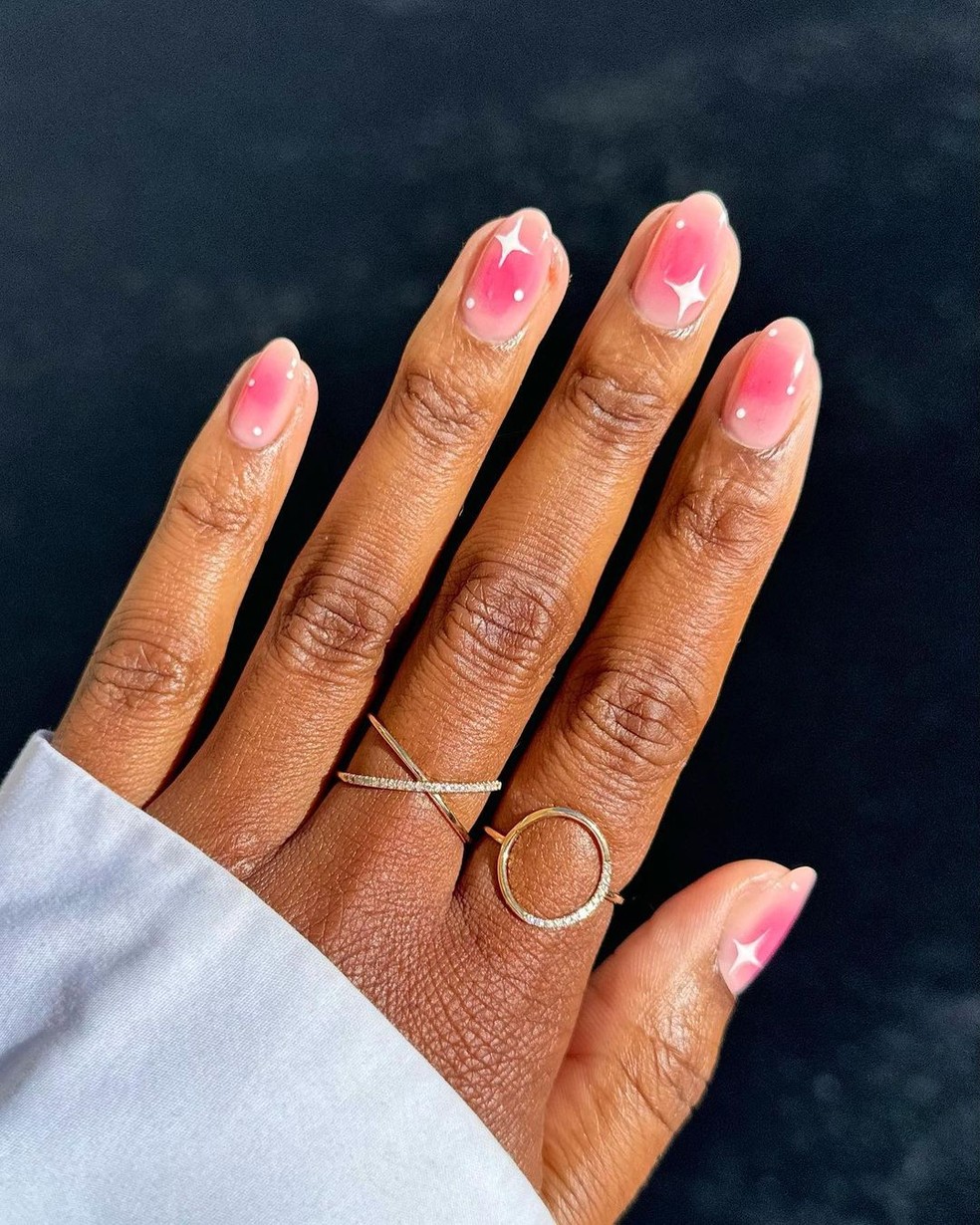 Aprenda a fazer as blush nails — Foto: Instagram @lolo.nailedit