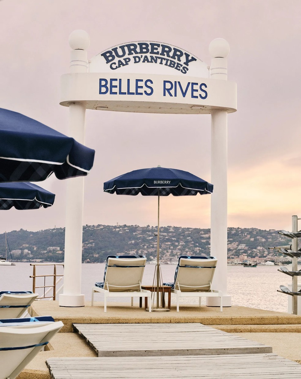 A ocupação da Burberry em turquesa pelos jardins e piscinas do One&Only Aesthesis, em Glyfada — Foto: Divulgação