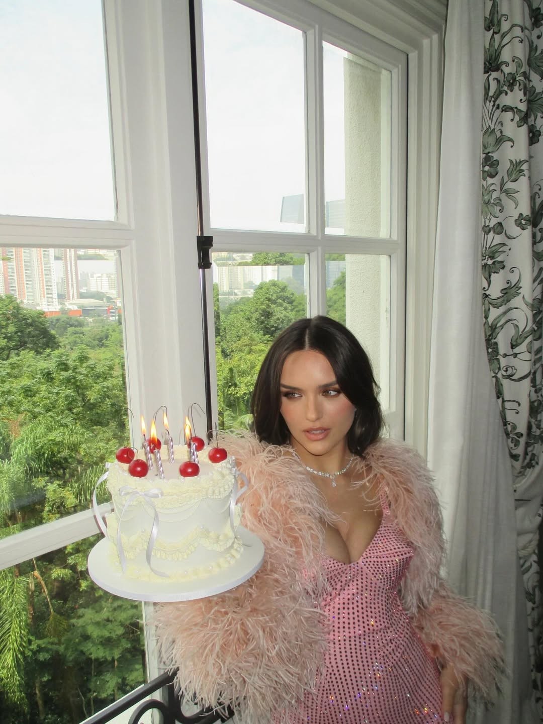 Rafa Kalimann celebra 33 anos com bolo na cama e cliques fofos com a filha, Zuza