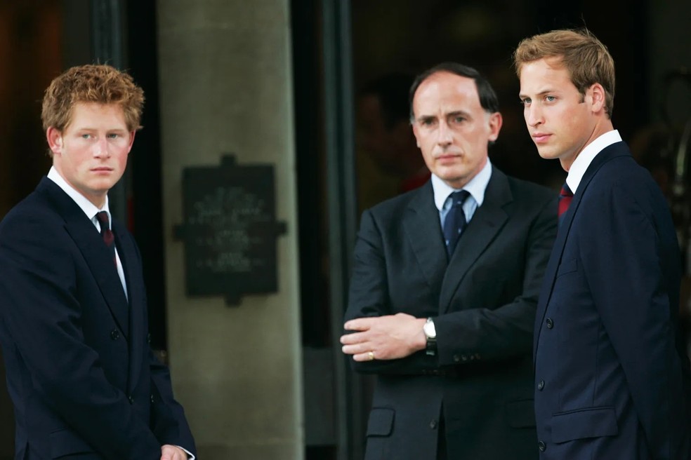 O Príncipe Harry e o Príncipe William com seu secretário particular, Jamie Lowther-Pinkerton, na cerimônia em memória da Princesa Diana, no 10º aniversário de sua morte, em 31 de agosto de 2007. — Foto: GettyImages
