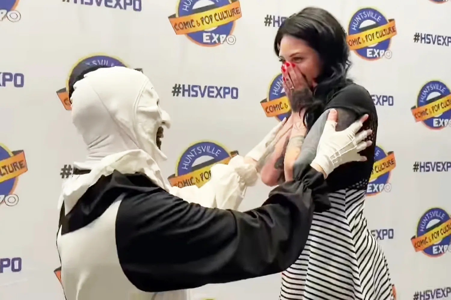 Ator de “Terrifier” surpreende noivado ao pedir namorada em casamento caracterizado como personagem