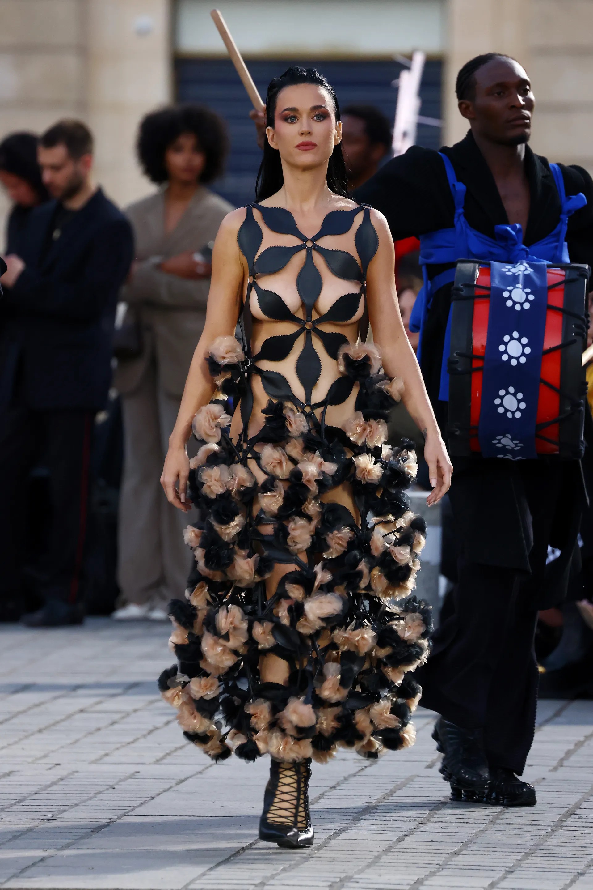 Katy Perry faz aparição surpresa na Vogue World 2024 em Paris com vestido geométrico de recortes