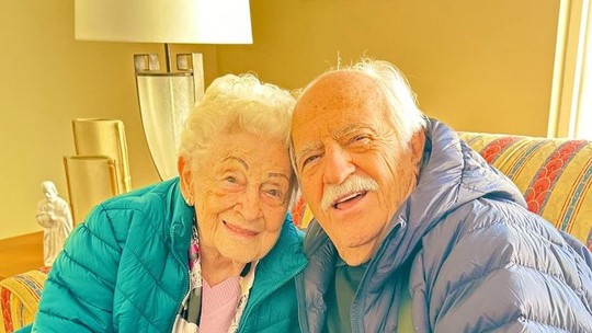 Aos 91, Ary Fontoura posa com irmã de 99: "Renovando a nossa foto"