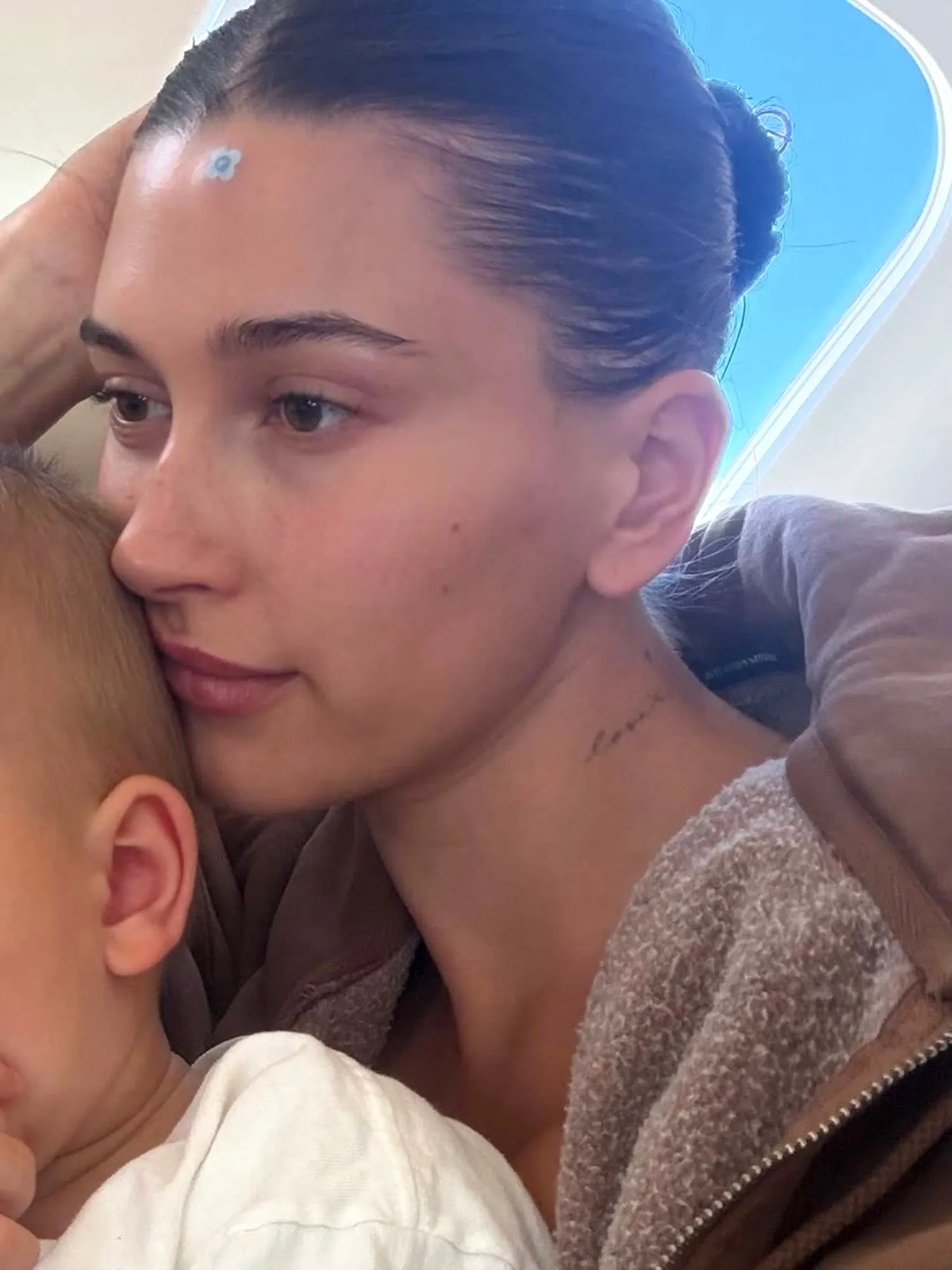 Hailey Bieber encanta a web ao exibir clique raro com o filho, Jack Blues