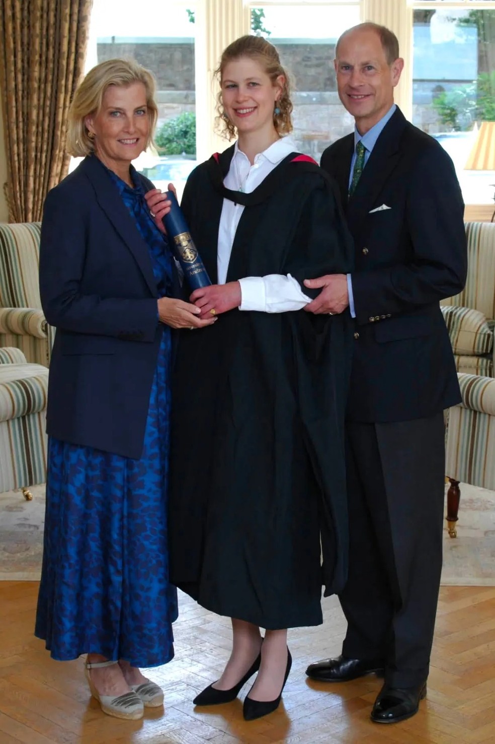 Sophie, Lady Louise e o Príncipe Edward na formatura de Louise na Universidade de St. Andrews — Foto: Universidade de St Andrews