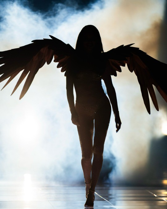 Adriana Lima faz agradecimento após desfilar no Victoria's Secret Show 2025