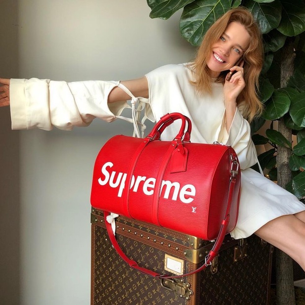 Natalia Vodianova com a mala da dobradinha Supreme e Louis Vuitton (Foto: Reprodução Instagram @natasupernova ) — Foto: Vogue