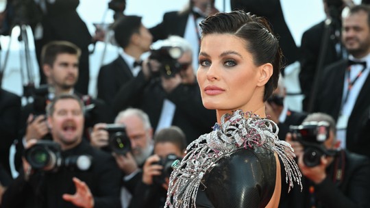 Isabeli Fontana brilha no tapete vermelho de Cannes em sua 11ª participação no festival