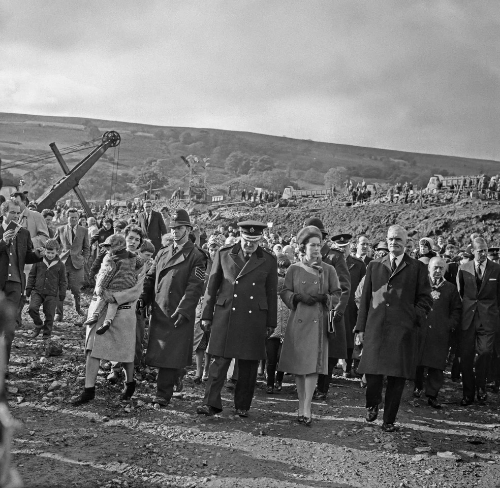 A rainha Elizabeth II visita a vila mineira de Aberfan, no País de Gales, após o desastre que resultou na morte de 116 crianças e 28 adultos — Foto: Getty Images