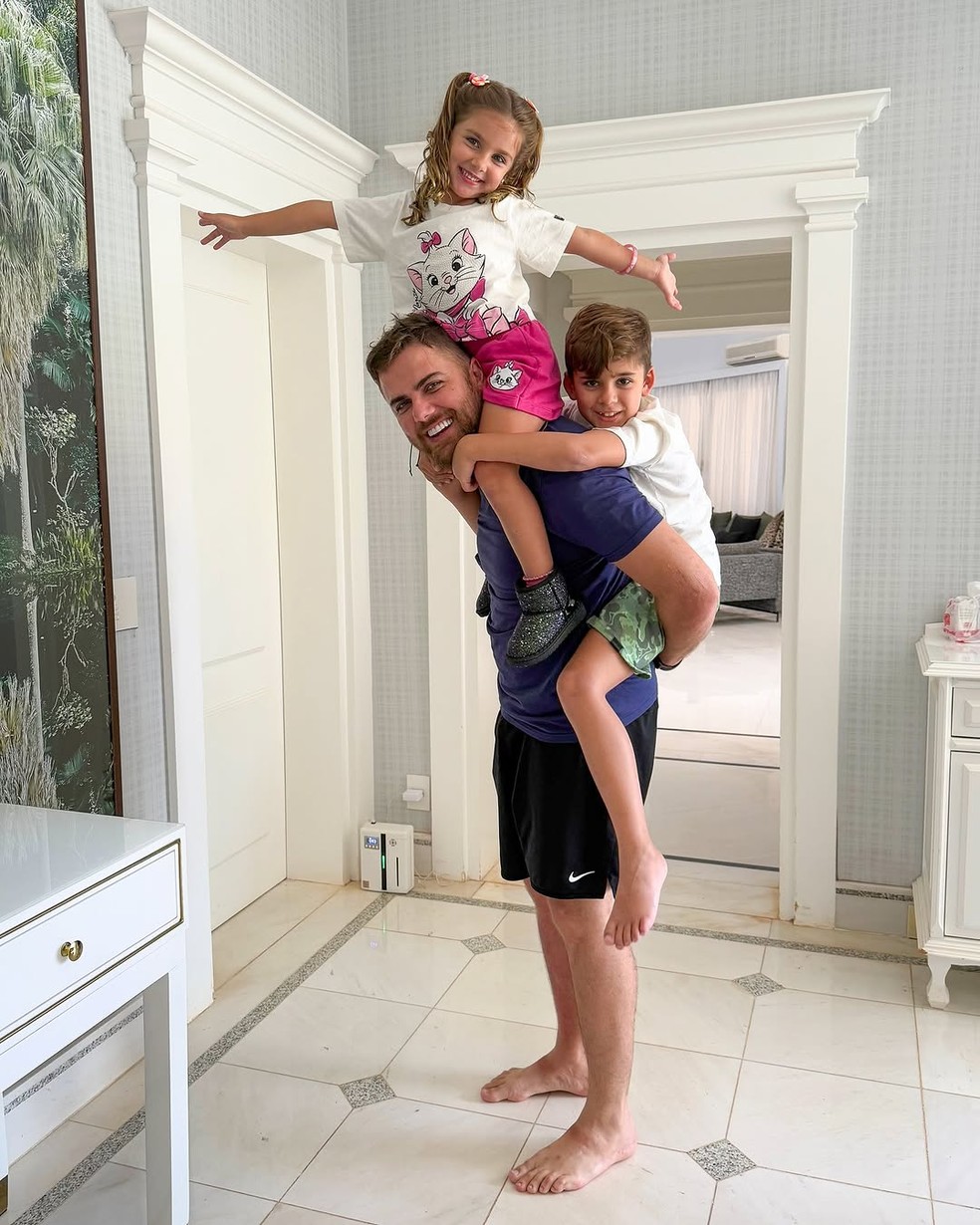 Zé Neto em momento fofo com Angelina e José — Foto: Reprodução/Instagram