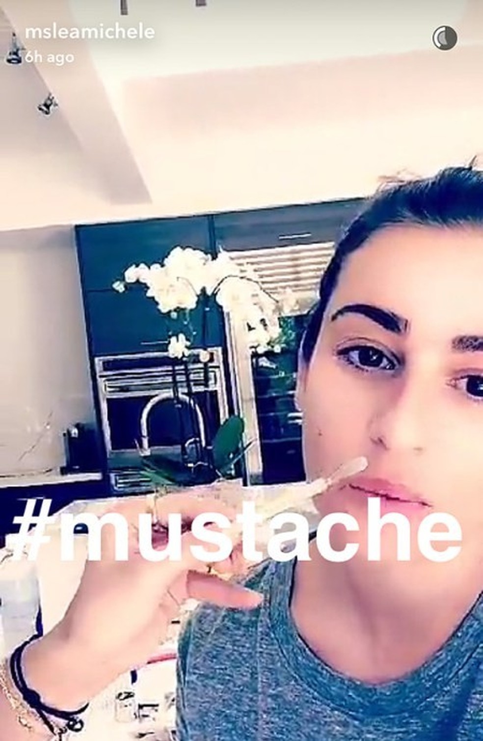 Lea Michele posta vídeo depilando o buço