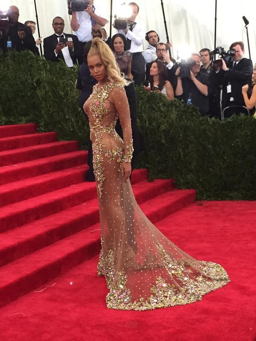 Beyoncé usa Givenchy inteiro transparente em gala de Nova York