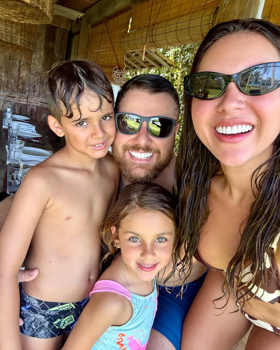 Zé Neto e Natália Toscano posam ao lado dos filhos — Foto: Reprodução/Instagram