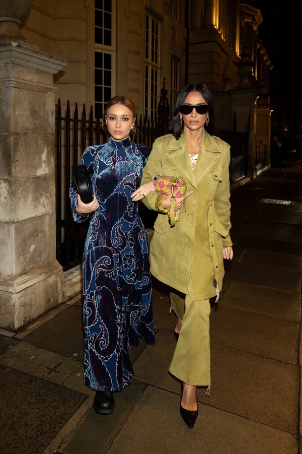 Kate Moss e Lila Moss brilham na fila A do desfile da Burberry em