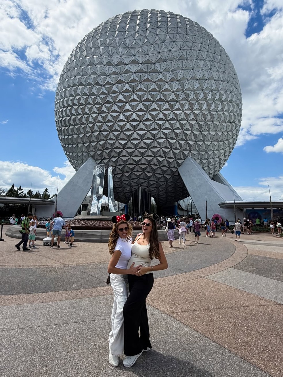 Grávida, filha de Cesar Filho e Elaine Mickely posa na Disney — Foto: Reprodução/Instagram