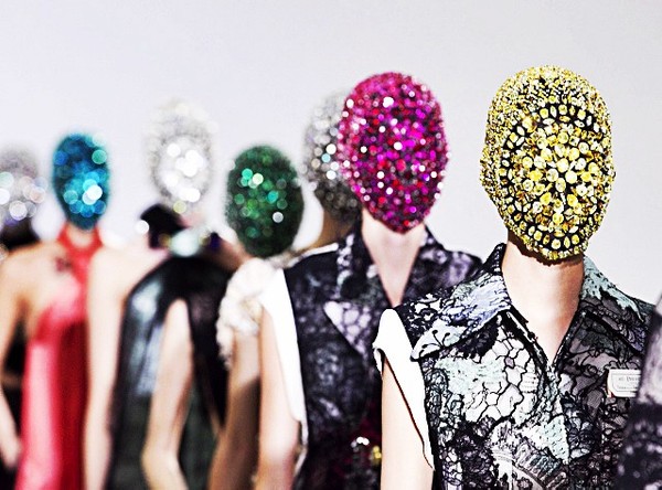 10 dos looks mais icônicos e chocantes da Maison Martin Margiela