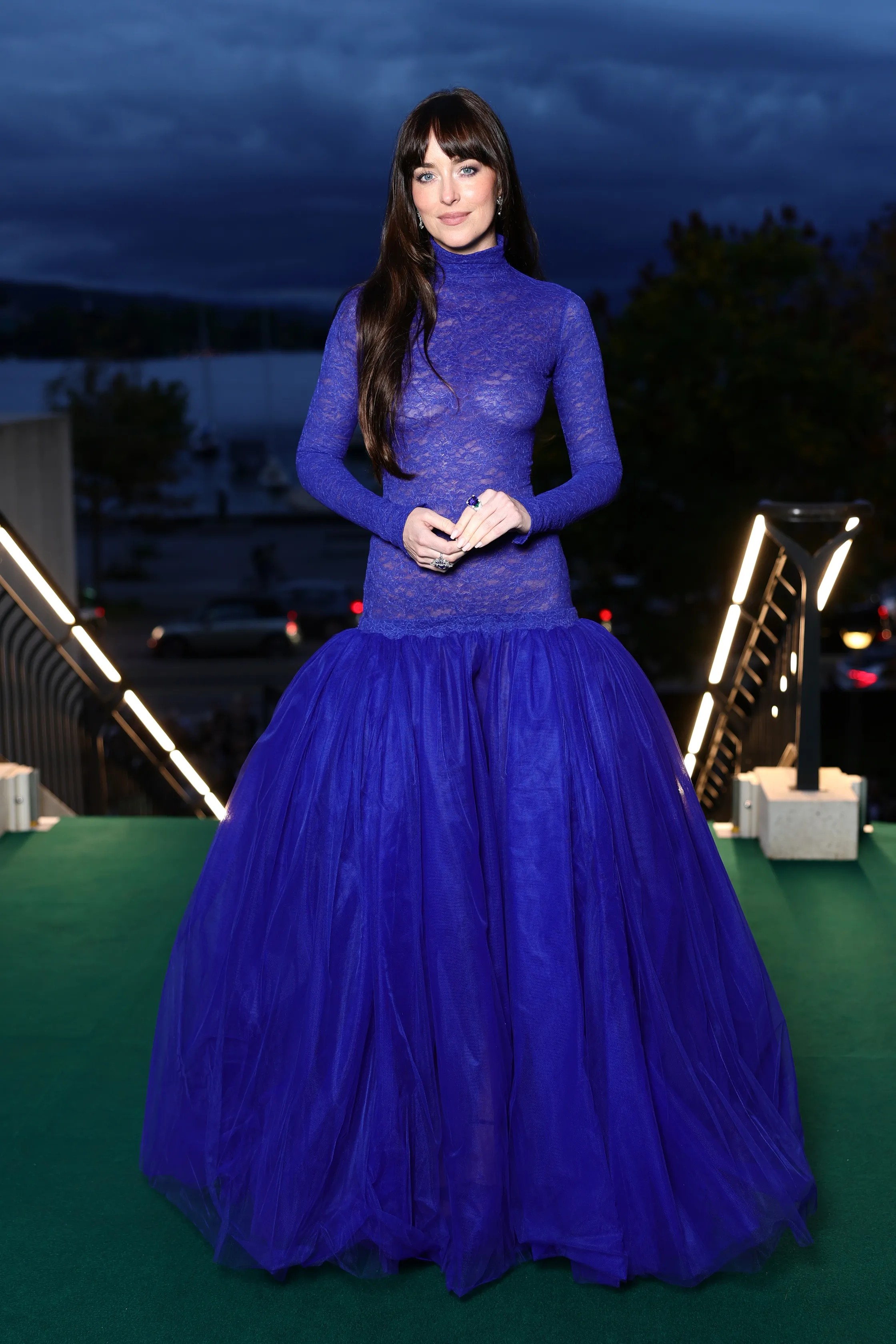 Do tapete vermelho ao street style, o azul cobalto promete bombar em 2026