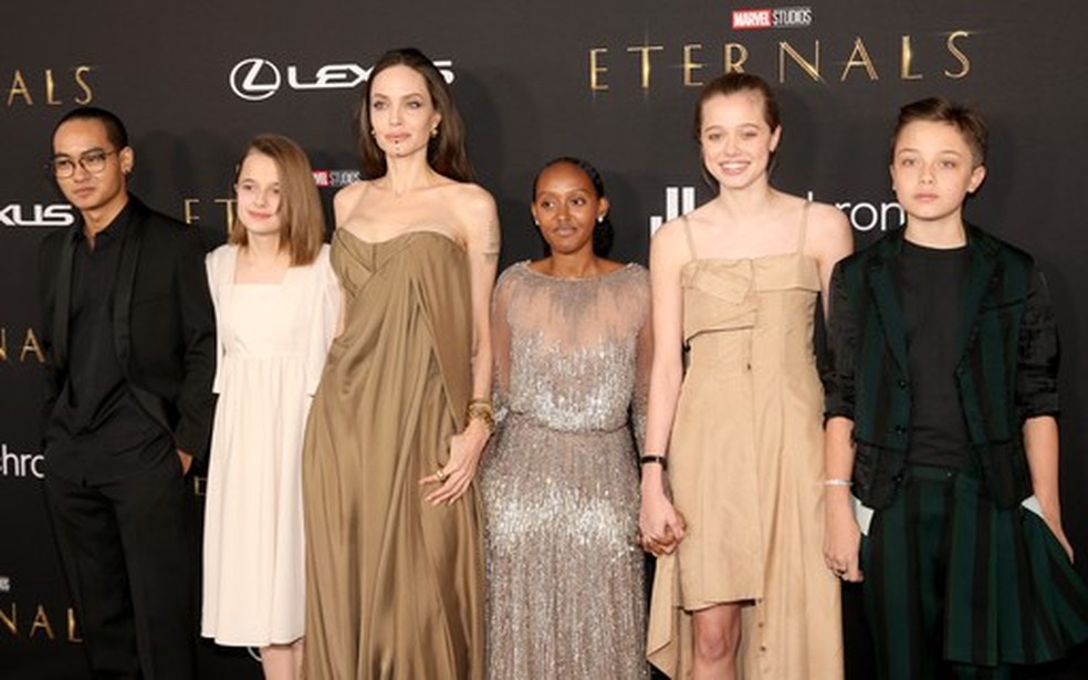 Angelina Jolie e seus filhos — Foto: Vogue