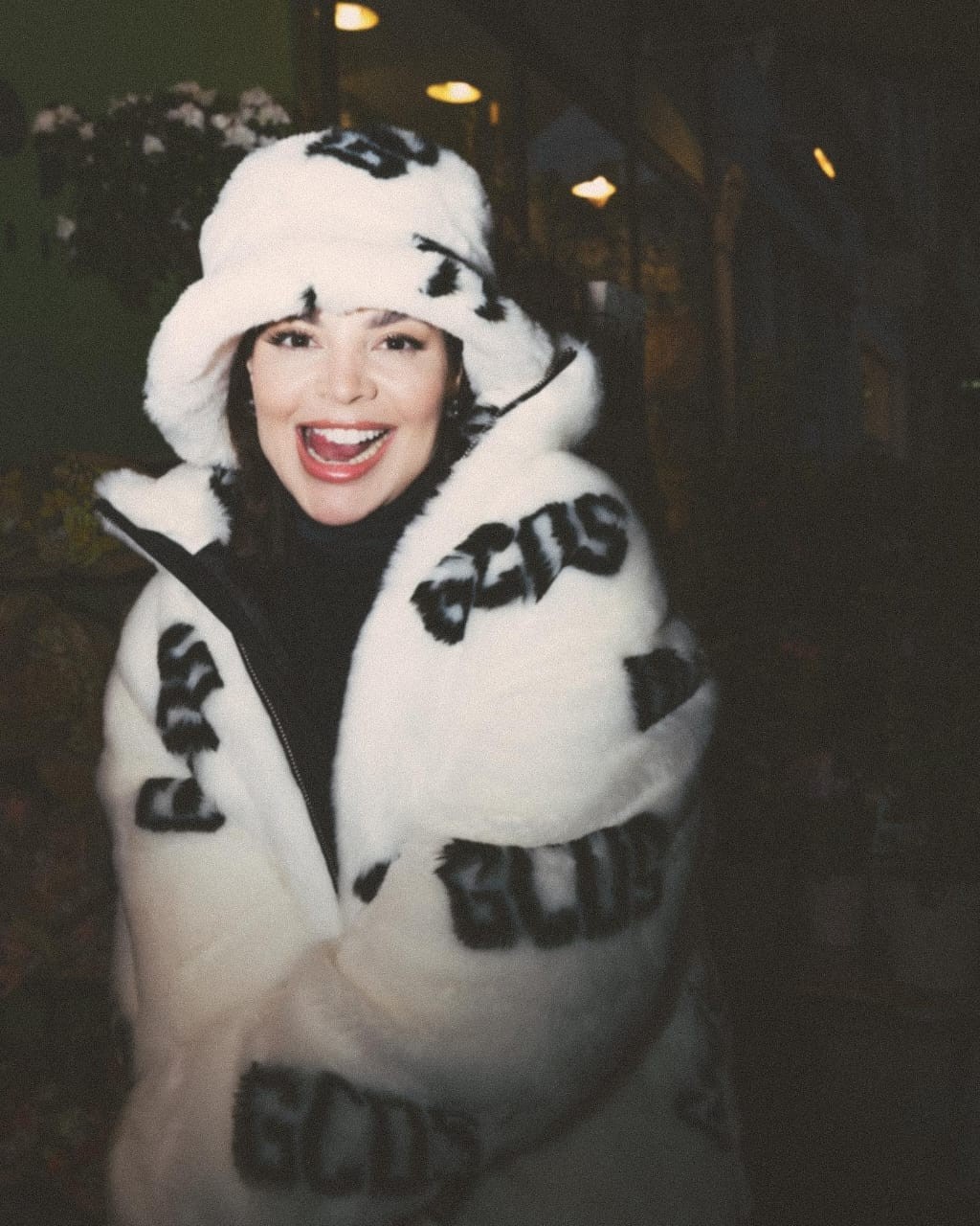 Gkay exibe mais um look diretamente de Paris