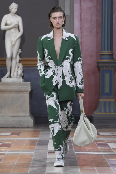 Valentino | Paris | Verão 2024 | Desfiles | Vogue