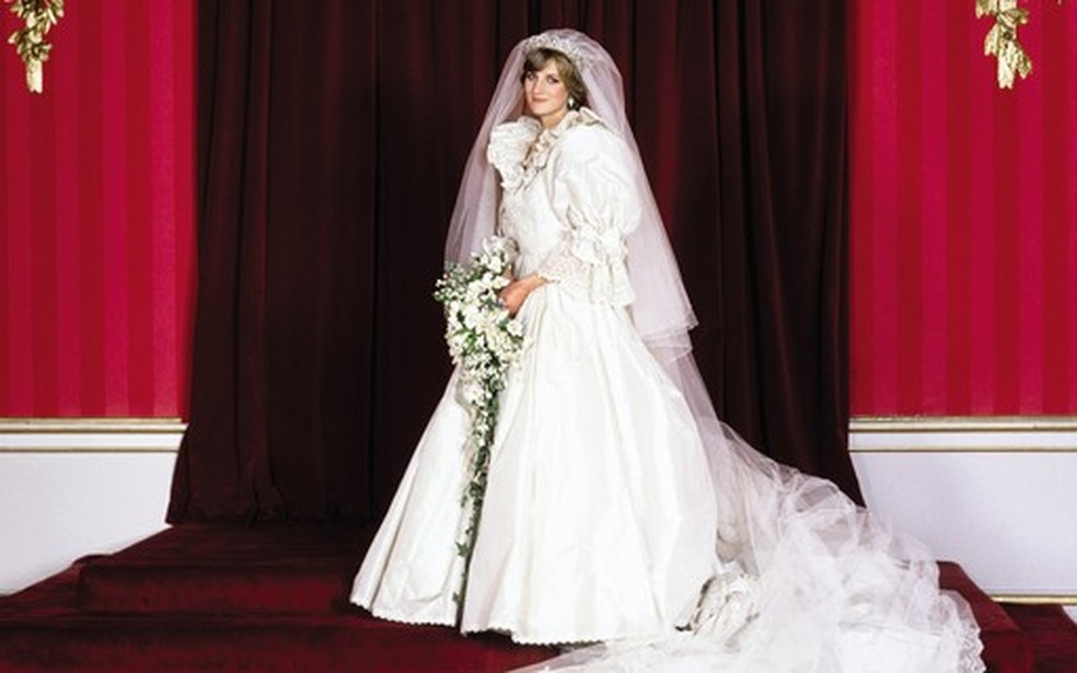 Vestido de casamento da Princesa Diana ganha exposição aberta ao público — Foto: Vogue