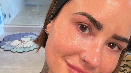 Demi Lovato posa sem maquiagem após tratamento estético: "Pele brilhando"