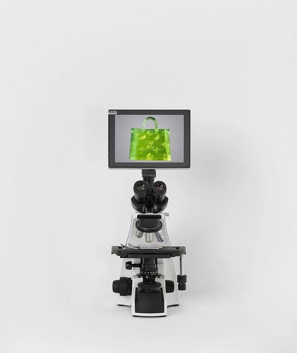 MSCHF recria versão microscópica de bolsa da Louis Vuitton, Moda