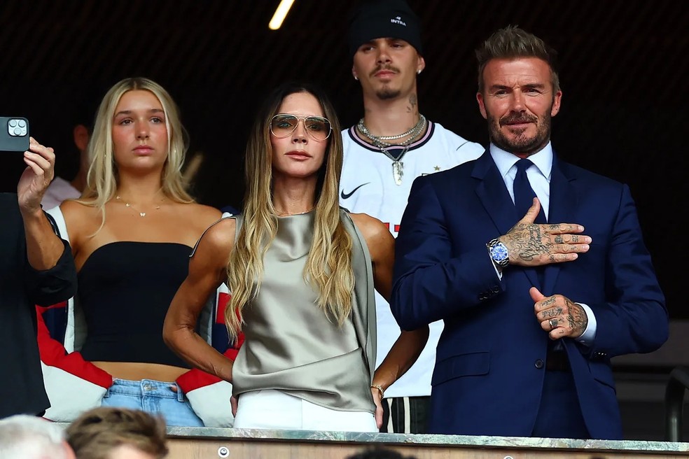 Harper Beckham (à esquerda), Victoria Beckham e David Beckham — Foto: GettyImages